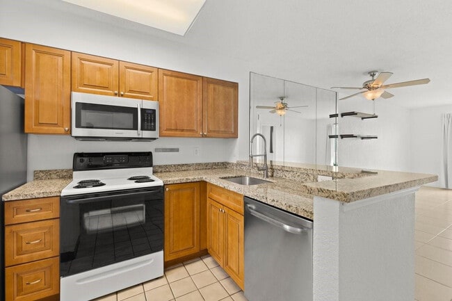 Building Photo - 2106 S Cypress Bend Dr