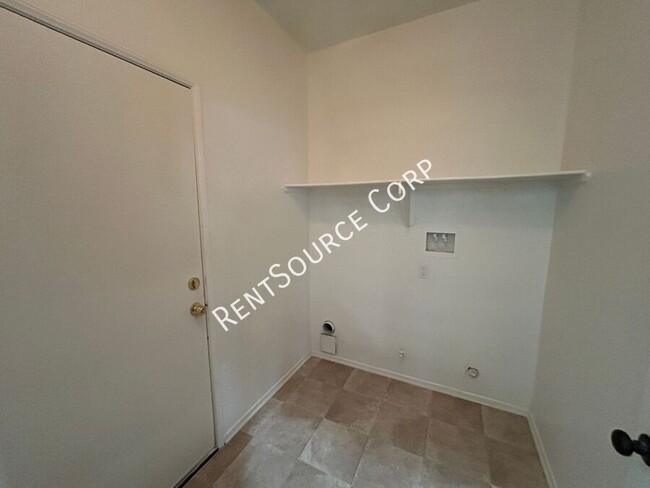 Building Photo - 4 bedroom, 2 bathroom Home for Rent in Lan...