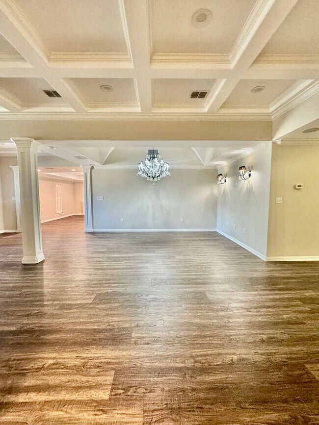 Building Photo - Elegant Estate in the Country Club Setting-Mother in law suite