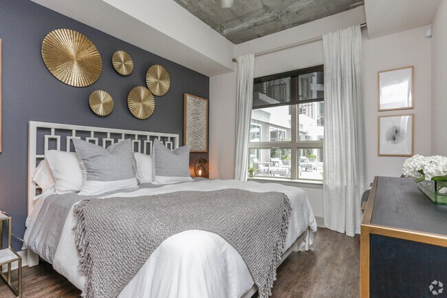 Building Photo - Walkable Living in Montrose - 1 Month Free!