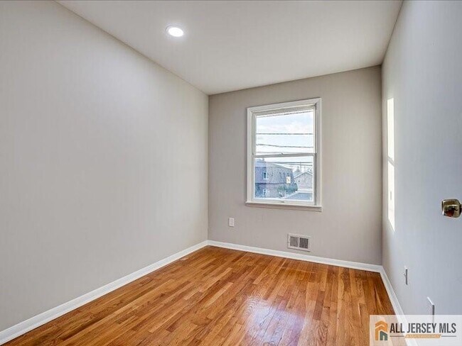 Building Photo - 11 Hyde Ave