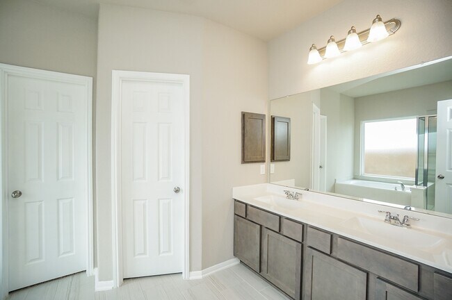 Building Photo - 5463 Grand View Dr