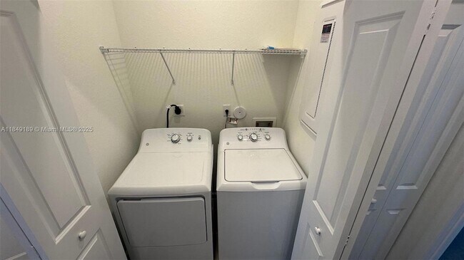 Building Photo - 2797 SE 25th Ave