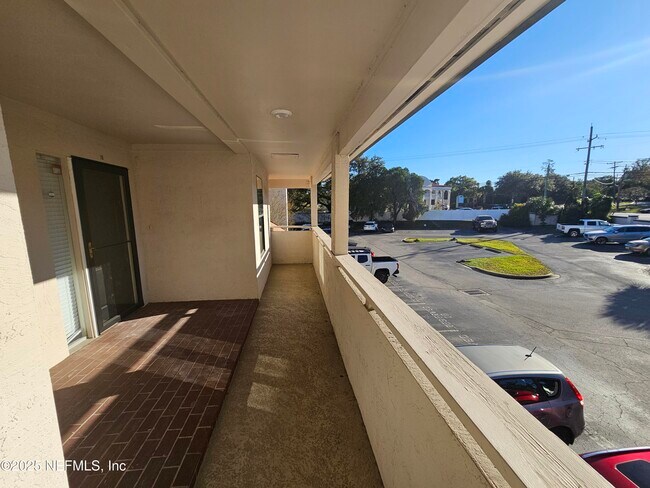 Building Photo - 1307 River Hills Cir E