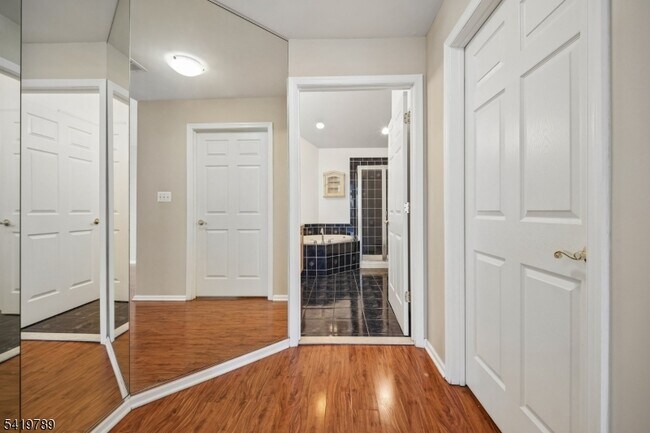 Building Photo - 915 Kensington Ln