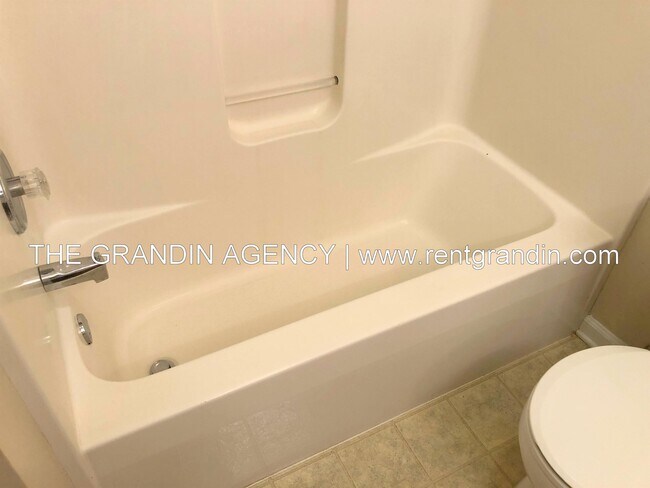 Building Photo - 1811 Meadows Ct