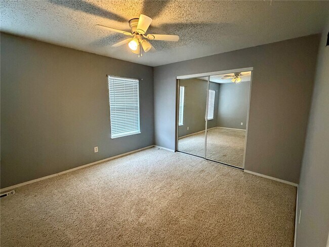 Building Photo - 895 Delray Dr