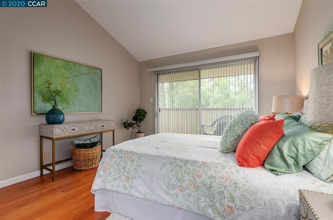 Building Photo - 2716 Oak Rd