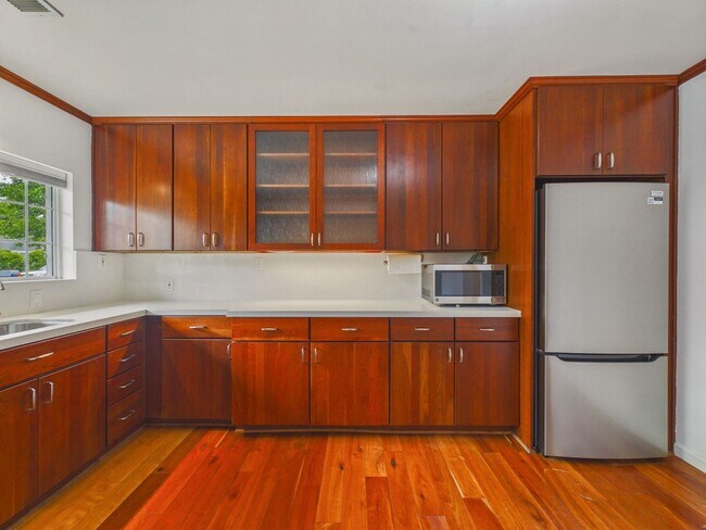 Building Photo - San Carlos home for rent plus studio in-law unit! $7,500