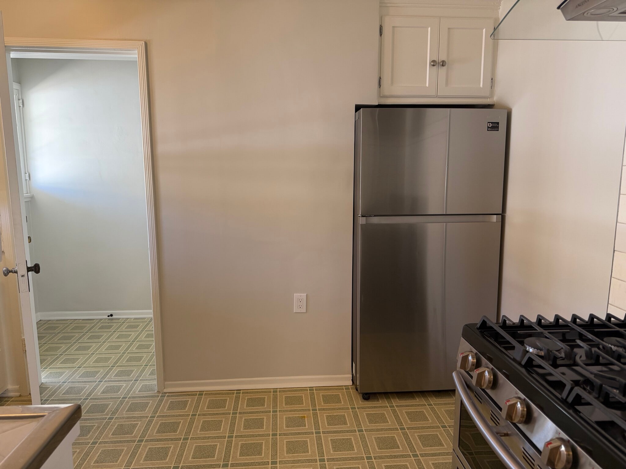 Kitchen - 1068 S Orange Grove Ave