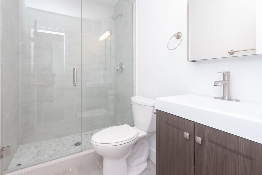 Building Photo - 2047 N Hoyne Ave