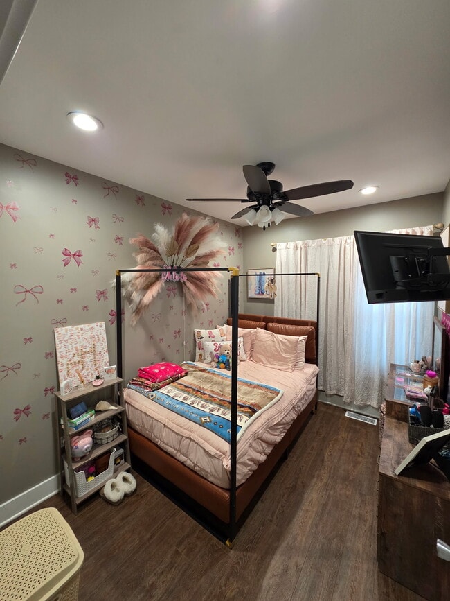 Building Photo - 329 N School Ave