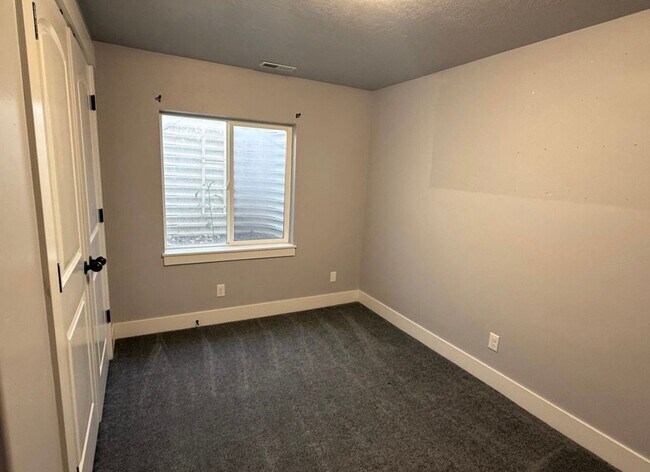 Building Photo - 7081 Hollow View Ct