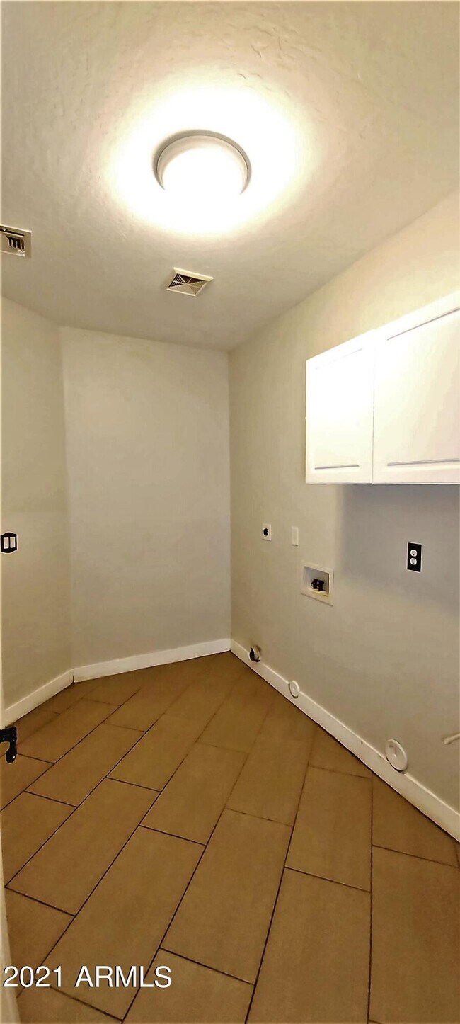 Building Photo - 3741 N Ladera Cir