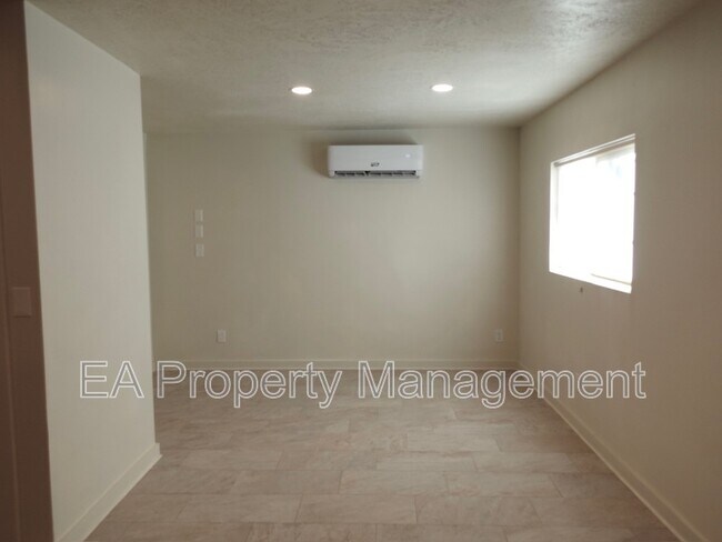 Building Photo - 2613 San Pablo St NE