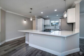 Building Photo - Highly Upgraded Spacious 2 Bedroom  in Des...