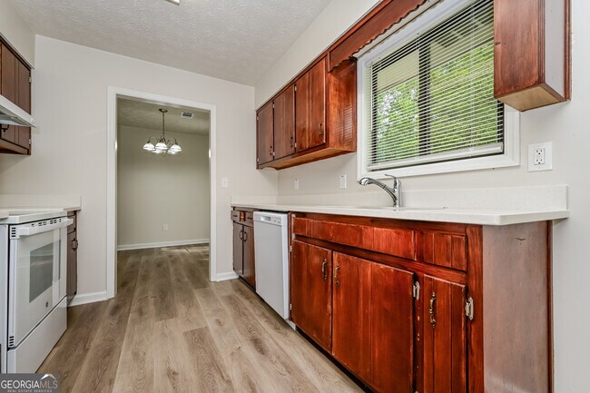 Building Photo - 2140 Teri Ln SE