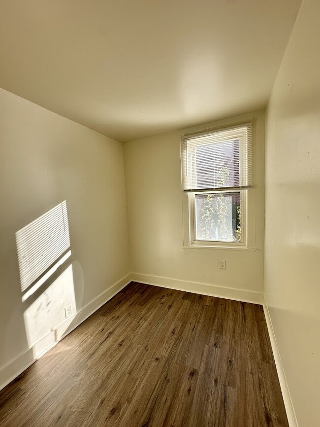 Building Photo - 1038 6th Ave