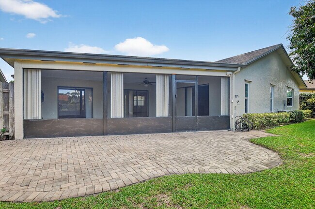 Building Photo - 6385 Hollandaire Dr E