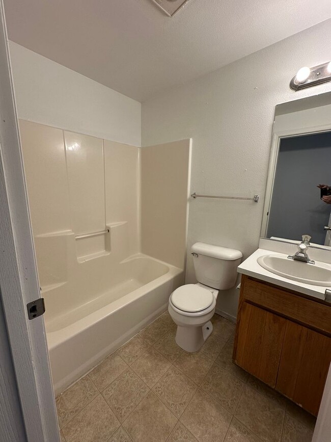 Building Photo - Single Level 3 Bedroom 2 Bath Unit With Ne...