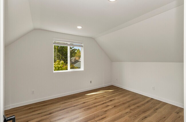 Building Photo - 816 S Sullivan St