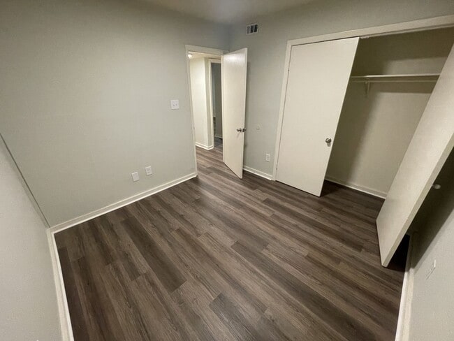 Building Photo - 3 bd 1.5 ba Condo