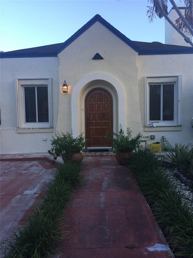 Building Photo - 1662 SW 12th St