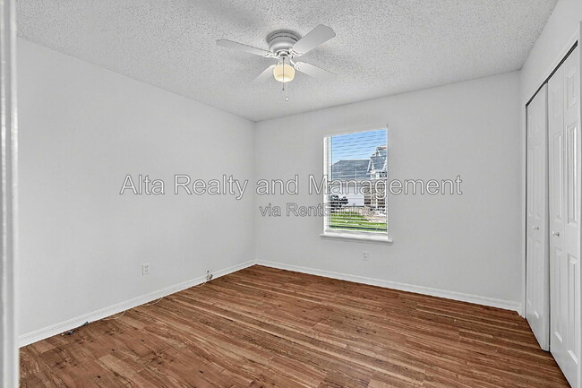 Building Photo - 8426 Country Bend Cir W