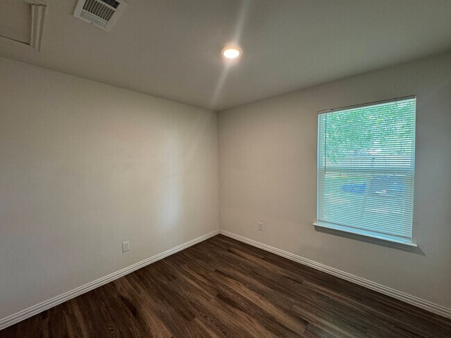 Building Photo - 306 S 23rd St