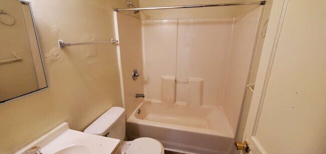 Building Photo - 2 Bedroom House