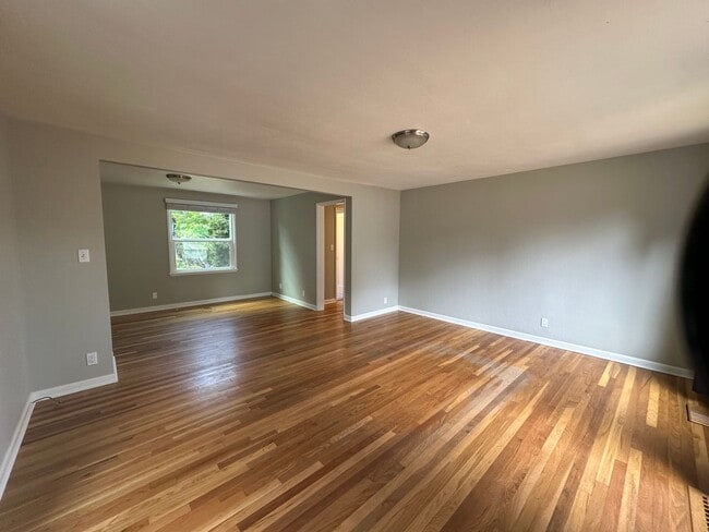 Building Photo - Available Now! 4 bed, 2 bath house in Shoreline!