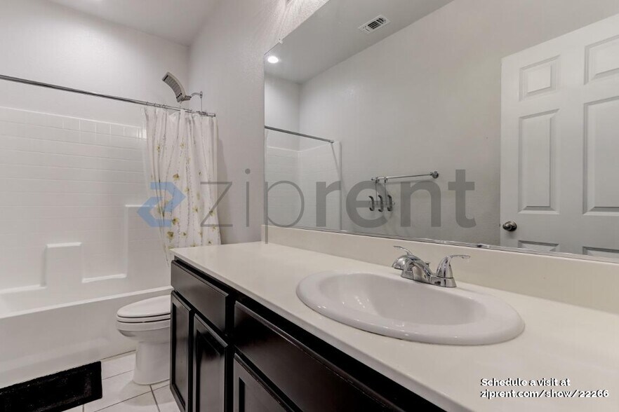 Building Photo - 1523 Oliveira Dr