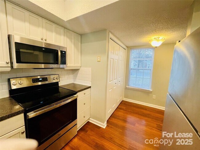 Building Photo - 9410 S Vicksburg Park Ct