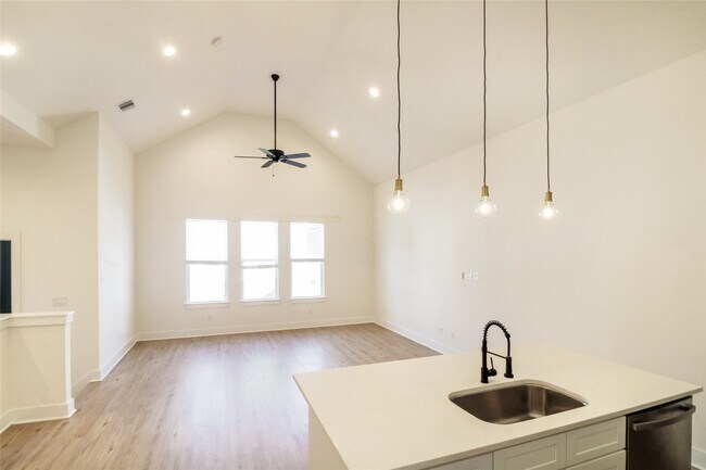 Building Photo - 2514 Terry St