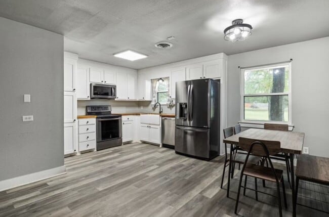 Building Photo - Fully Furnished Room for Rent- $550- Loren...