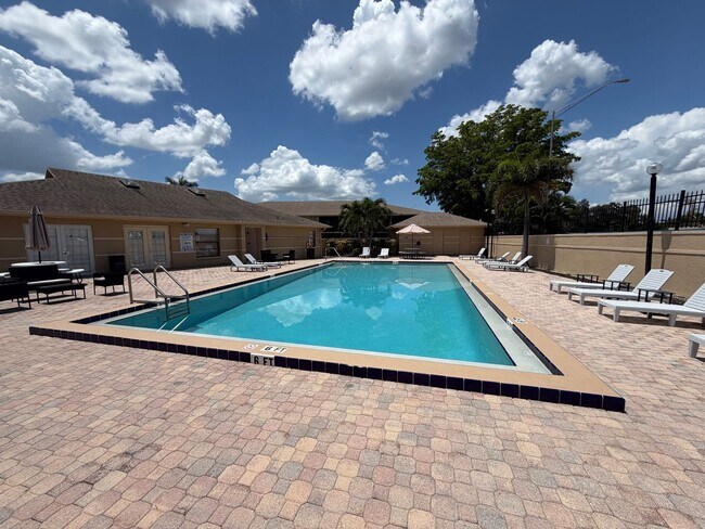 Building Photo - 5325 Summerlin Rd