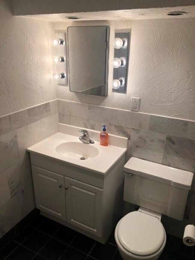 Building Photo - Beautiful Northside 3 Bedroom 2.5 Bath near the Indian Trail!