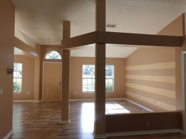 Building Photo - Spacious 4 Bedroom 2236 Sq Ft Call Carole Arcaro 386-216-4900 Deltona L Realty