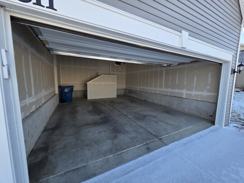 Building Photo - 1811 E 111th Pl