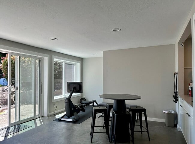 Building Photo - 2bd/1.75ba Kirkland Condo