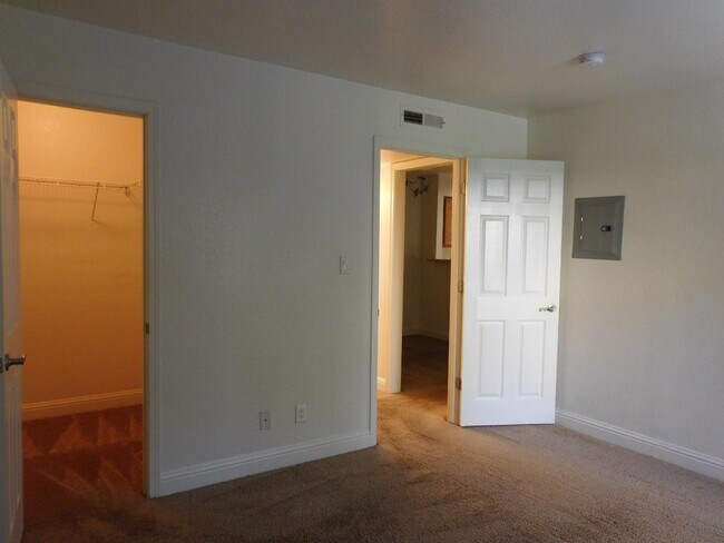 Building Photo - 2881 Huntington Blvd