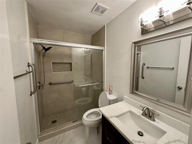 Building Photo - 1126 Ravenscourt Dr