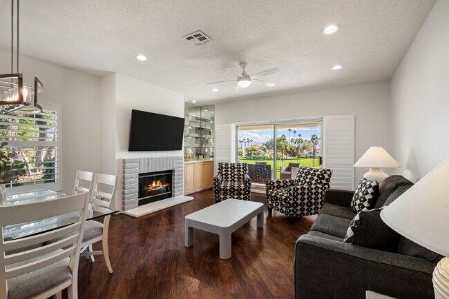 Building Photo - 270 Vista Royale Cir E