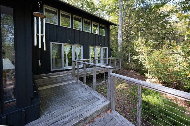 Building Photo - 118 Lake Dr