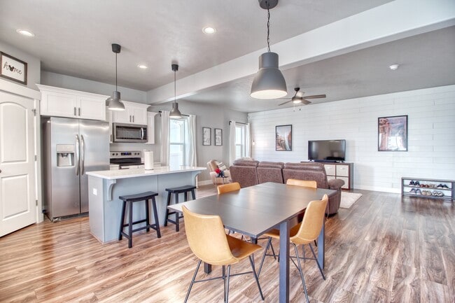 Building Photo - 8636 N Cypress Alley