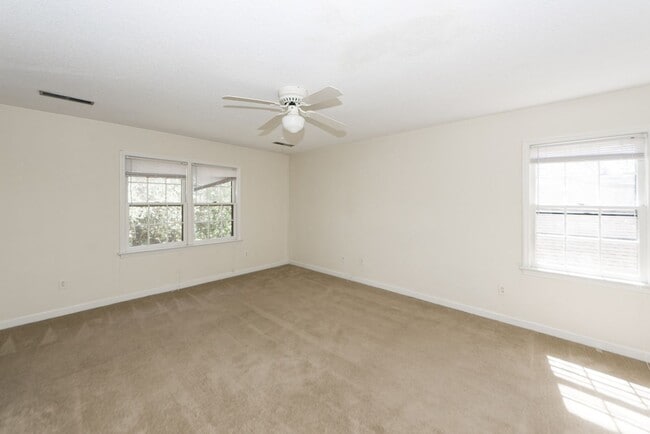 Building Photo - 5 Bedroom 3 Bath Home in Parkshore - Charl...