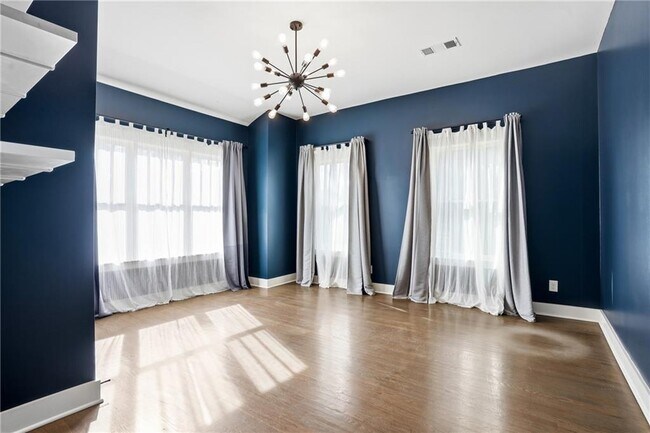 Building Photo - 1025 Oak St SW