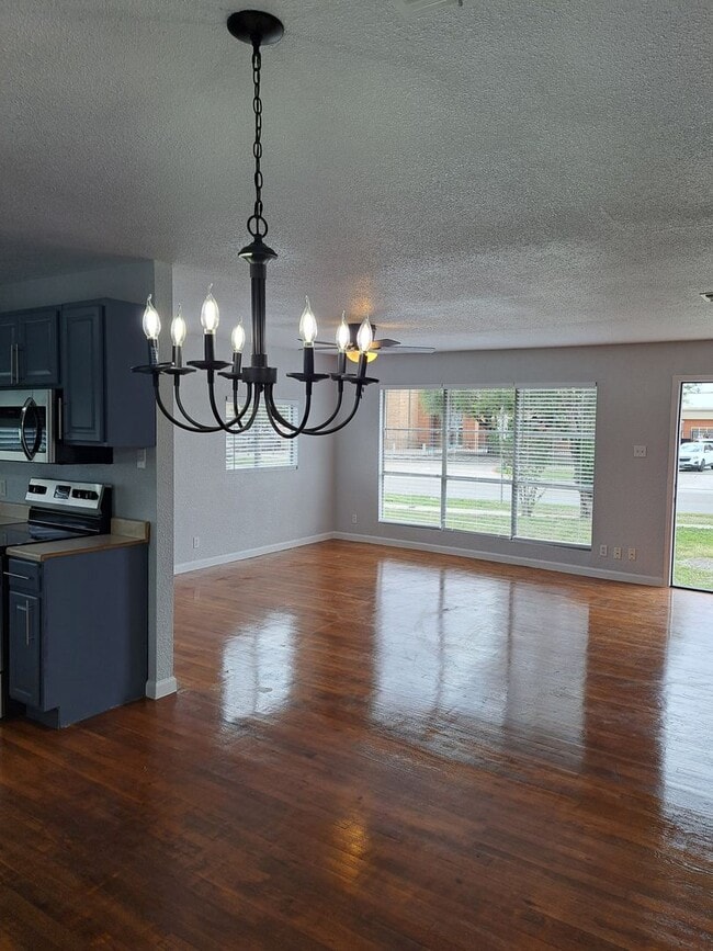 Building Photo - Stylish 4BR/2BA Home Near Port San Antonio...