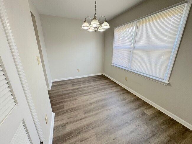 Building Photo - Come visit this cute 3 bedroom 1.5 bath in Chesapeake