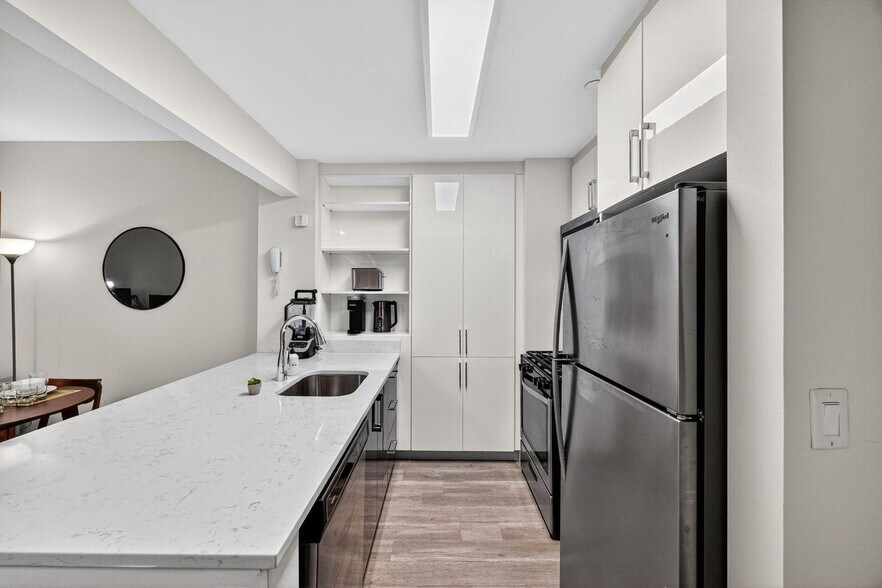 Building Photo - 10 Hanover Square